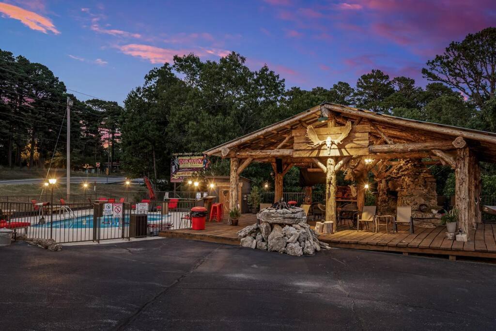 Stonegate Lodge 2 Queen Beds Wifi 50In Roku Tv Salt Water Pool Room #105 Eureka Springs Bagian luar foto