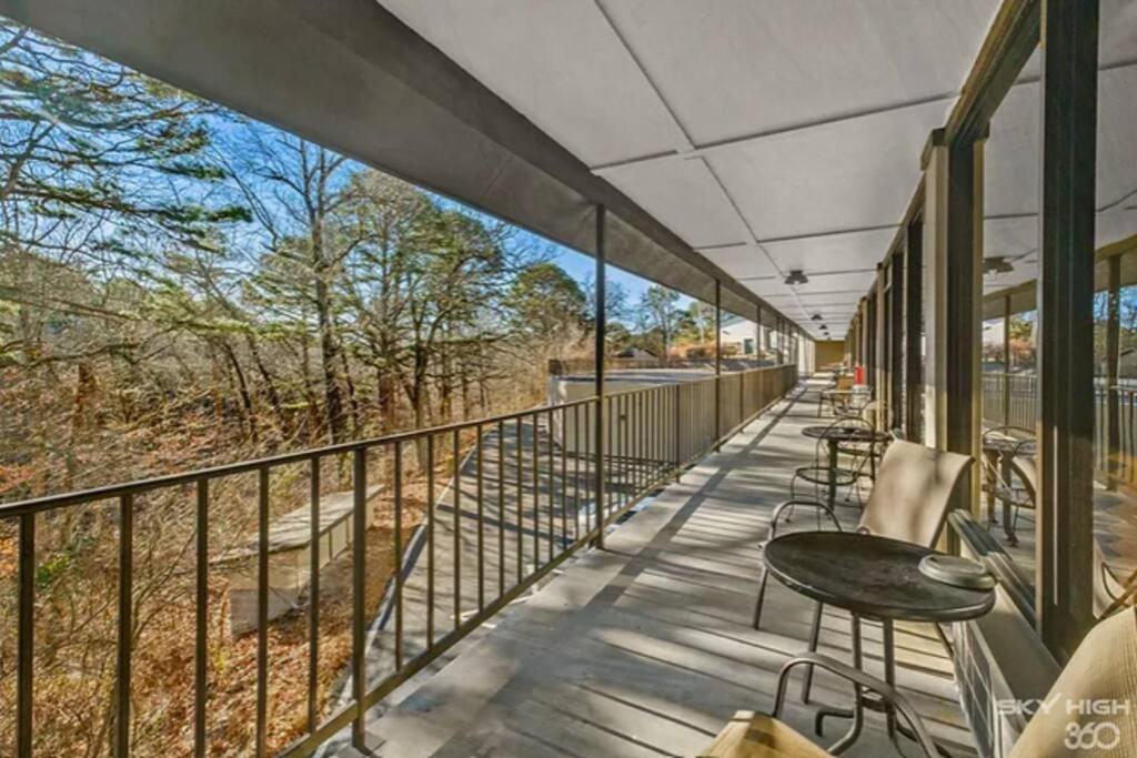 Stonegate Lodge 2 Queen Beds Wifi 50In Roku Tv Salt Water Pool Room #105 Eureka Springs Bagian luar foto