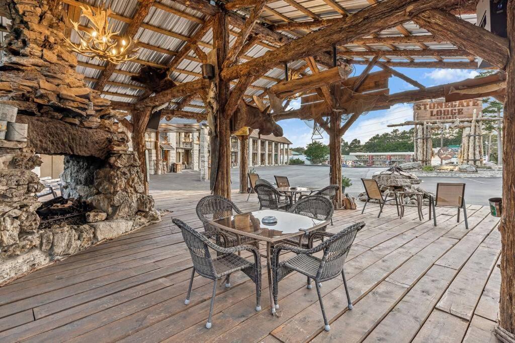 Stonegate Lodge 2 Queen Beds Wifi 50In Roku Tv Salt Water Pool Room #105 Eureka Springs Bagian luar foto