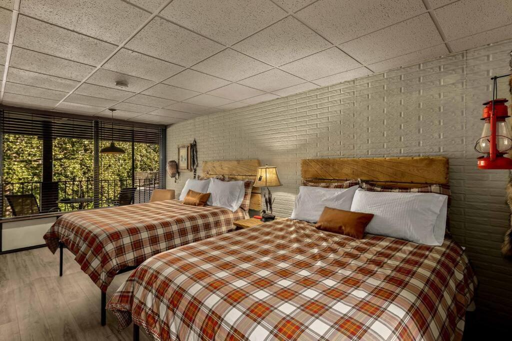 Stonegate Lodge 2 Queen Beds Wifi 50In Roku Tv Salt Water Pool Room #105 Eureka Springs Bagian luar foto