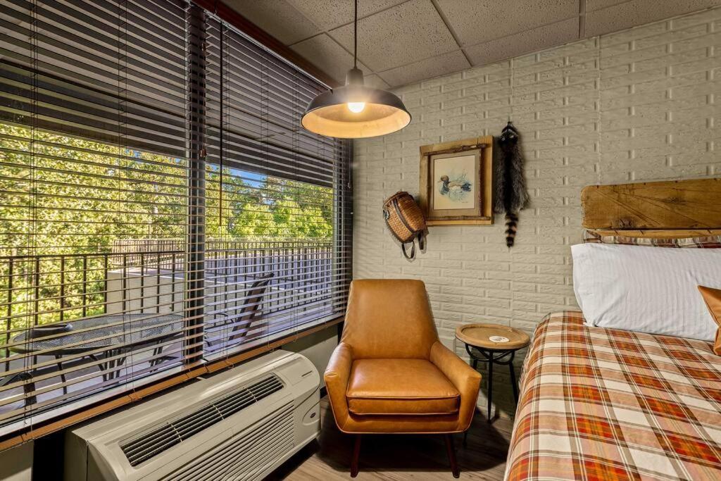 Stonegate Lodge 2 Queen Beds Wifi 50In Roku Tv Salt Water Pool Room #105 Eureka Springs Bagian luar foto